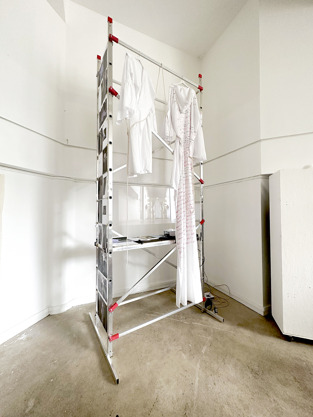 Vue de l’installation La mode et la mort